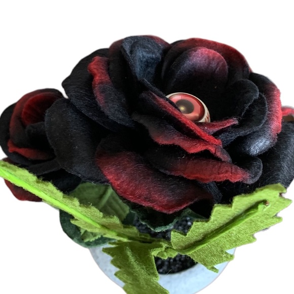 Hyde and EEK Ghoulish GrrrRoses Creepy Plant - Picture 4 of 5